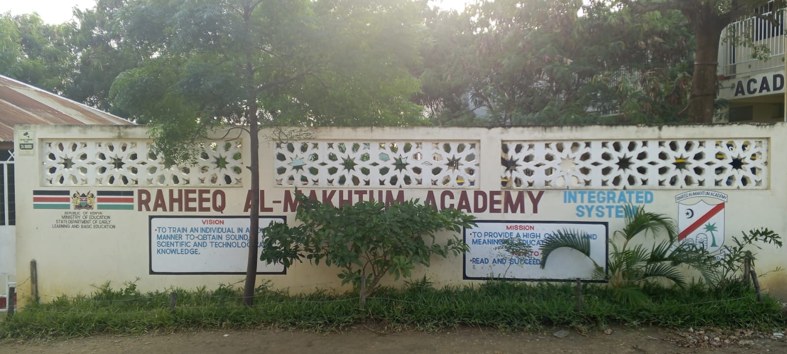 Picture of Al-Raheeq Al-Makhtum Academy's front wall.